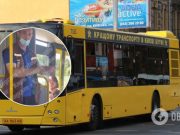 В Киеве кондуктор автобуса веселил пассажиров фокусами и анекдотами. Видео