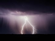 В Украине объявлено штормовое предупреждение. На юге и востоке ожидают град и шквалы