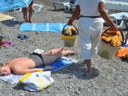 Питание в жару: забыть о шаурме и креветках и не переусердствовать с водой