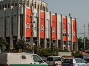 В Киеве с баннеров сорвали эмблемы »Шахтера». Фото и видео