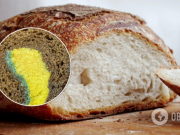 Житель Днепра обнаружил внутри хлеба мочалку. Фото »деликатеса»