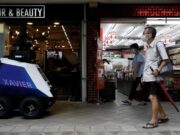 В Сингапуре роботы-полицейские начали патрулировать улицы