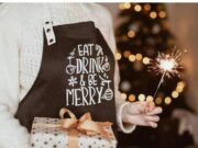 Кухонные фартуки с надписями: прикольный подарок другу или коллеге