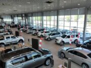 В России закрылись более ста дилерских центров