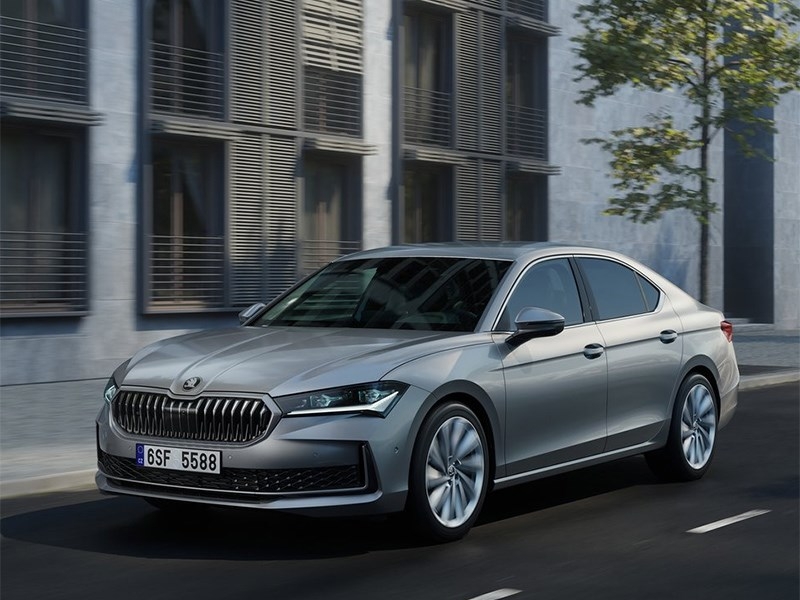 Чехи представили новое поколение Skoda Superb 