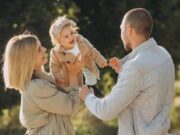 Десятки тысяч украинцев стали опекунами: сколько им платит государство