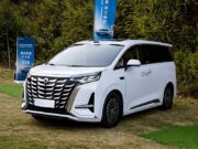 Denza выводит на рынок обновленный минивэн D9