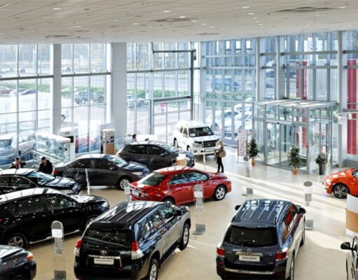 Рынок на грани кризиса: дилерские центры закрываются из-за рекордного затоваривания