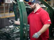 Nissan откладывает запуск двух новых электромобилей из-за падения популярности электрокаров