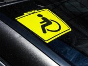 В Госдуме предлагают ужесточить наказание за незаконную установку знака «Инвалид» на автомобили