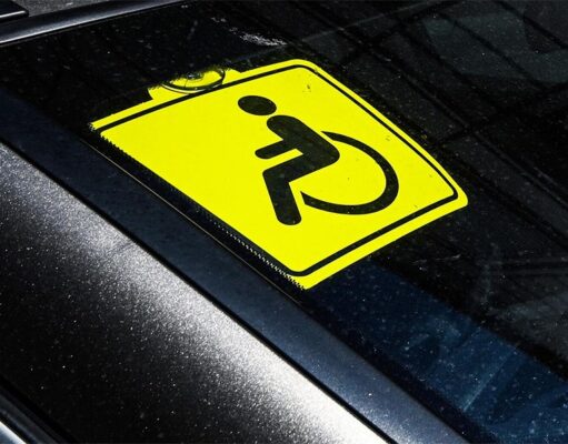 В Госдуме предлагают ужесточить наказание за незаконную установку знака «Инвалид» на автомобили