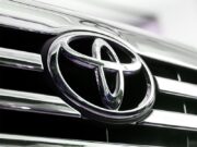 Toyota сохраняет контакт с российскими дилерами, но не спешит возвращаться официально