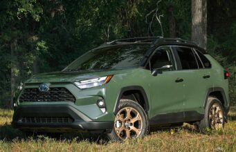 Toyota отзывает более миллиона автомобилей из-за неисправности камеры заднего вида