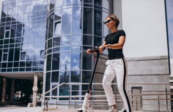 Минтранс отказался от введения водительских прав для электросамокатов, но ужесточит возрастные правила