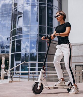 Минтранс отказался от введения водительских прав для электросамокатов, но ужесточит возрастные правила