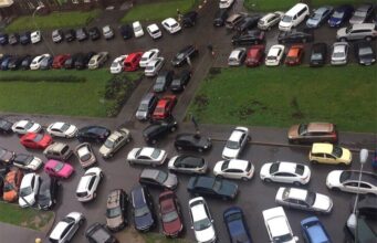 В Москве назвали районы с самыми дорогими и дешевыми парковками со шлагбаумом
