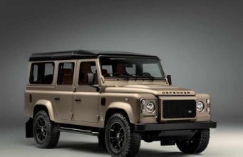 На покраску этого классического Land Rover Defender потребуется около 300 часов