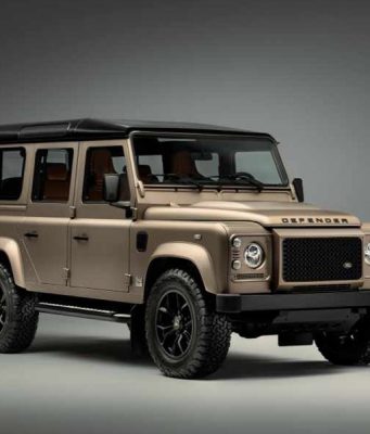 На покраску этого классического Land Rover Defender потребуется около 300 часов